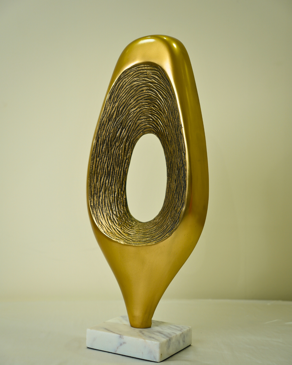 Mirilla Alta Tall Peep Through Sculpture