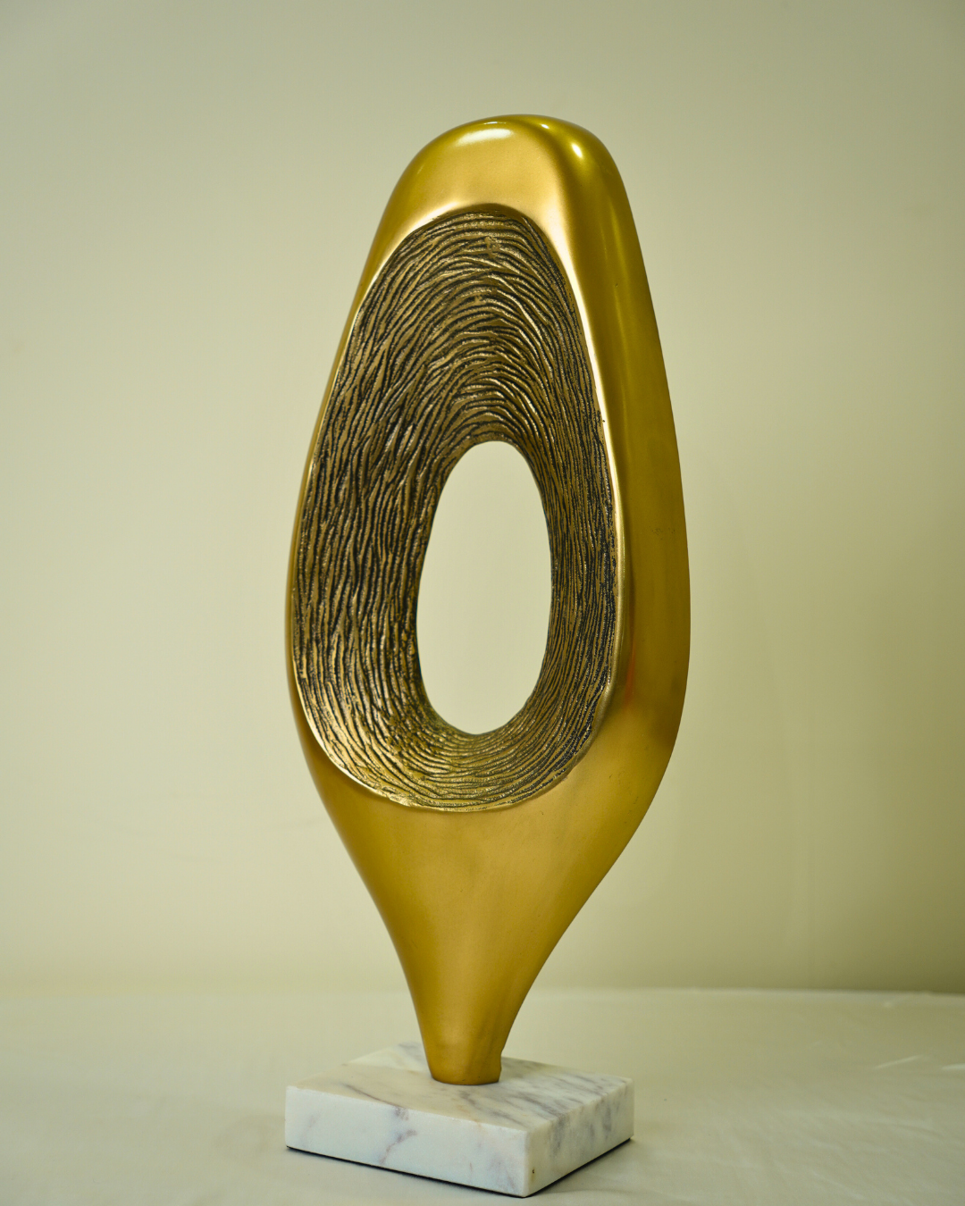 Mirilla Alta Tall Peep Through Sculpture