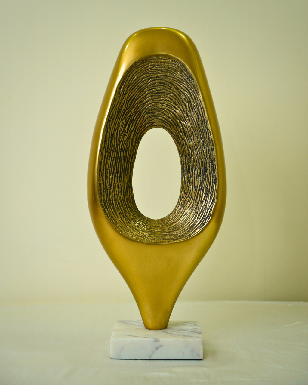 Mirilla Alta Tall Peep Through Sculpture