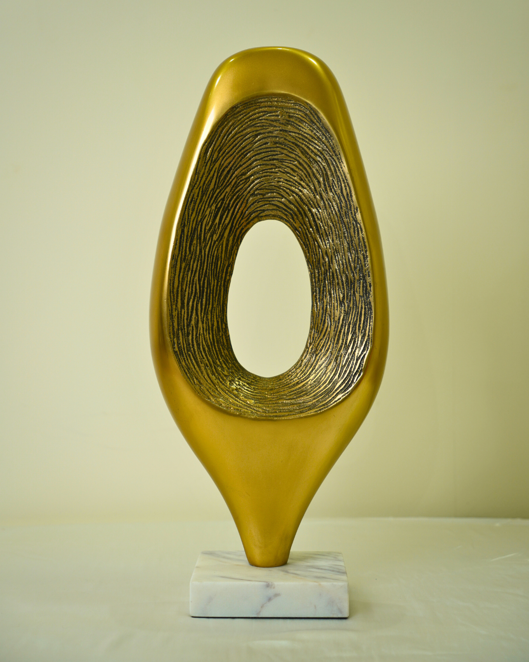 Mirilla Alta Tall Peep Through Sculpture