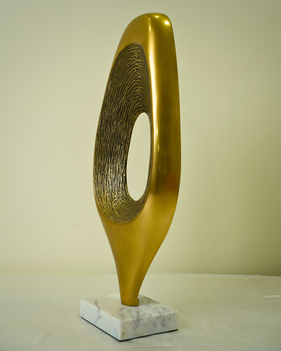 Mirilla Alta Tall Peep Through Sculpture