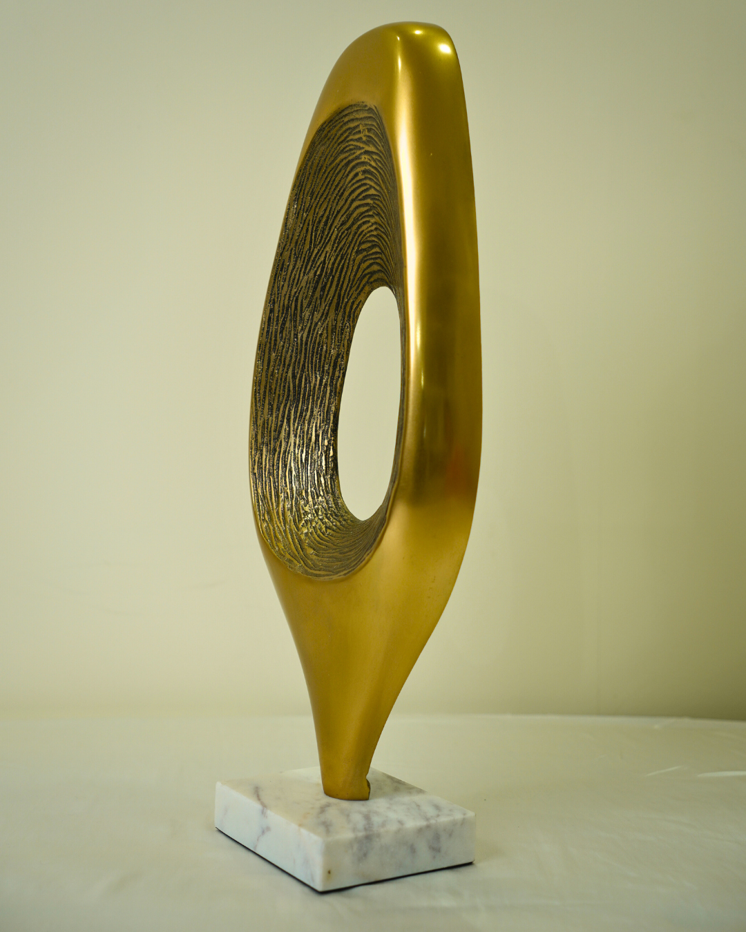 Mirilla Alta Tall Peep Through Sculpture