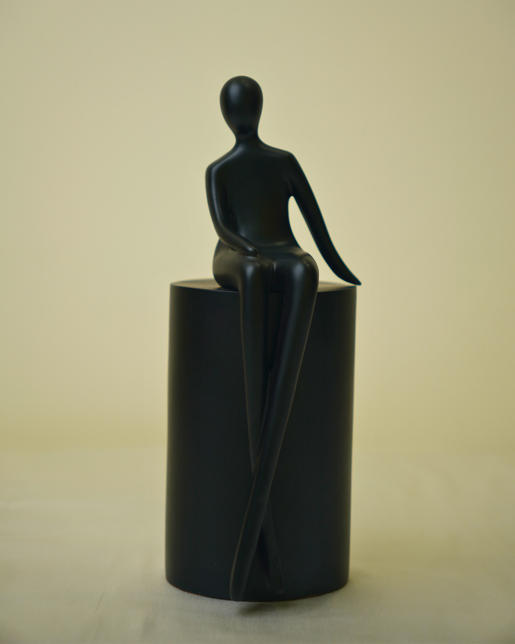 Graceful Poised Lady - Minimalist Black Abstract Figurine (Black)
