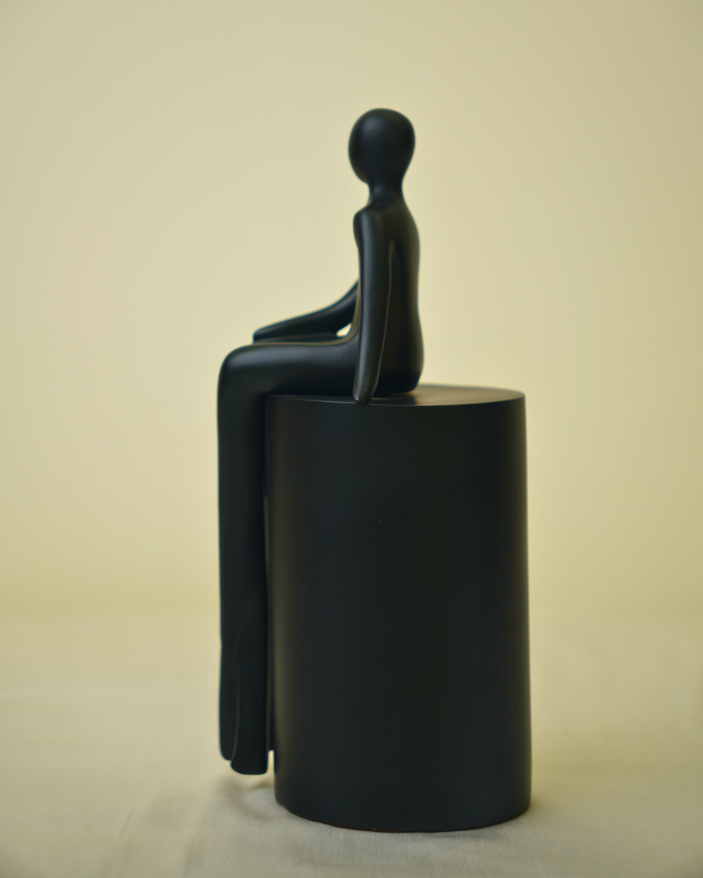 Graceful Poised Lady - Minimalist Black Abstract Figurine (Black)