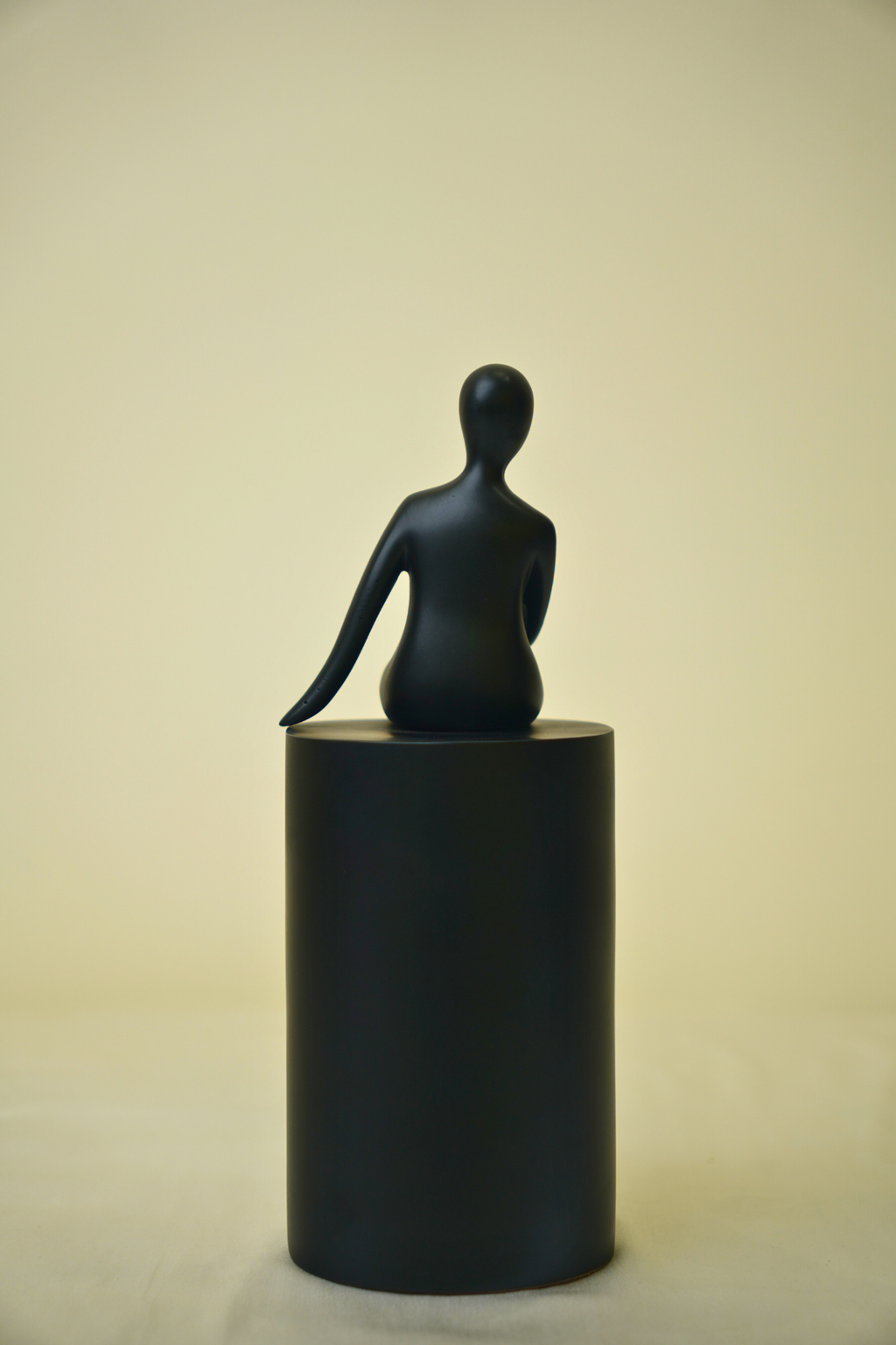 Graceful Poised Lady - Minimalist Black Abstract Figurine (Black)